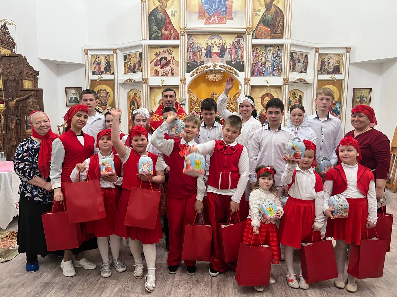 19.04.2026г. Пасхальный утренник воспитанников Воскресной школы. По завершении праздничного богослужения наши воспитанники поздравили всех прихожан замечательным концертом, а настоятель передал ребятам наборы пасхальных сладостей. Христос Воскресе!