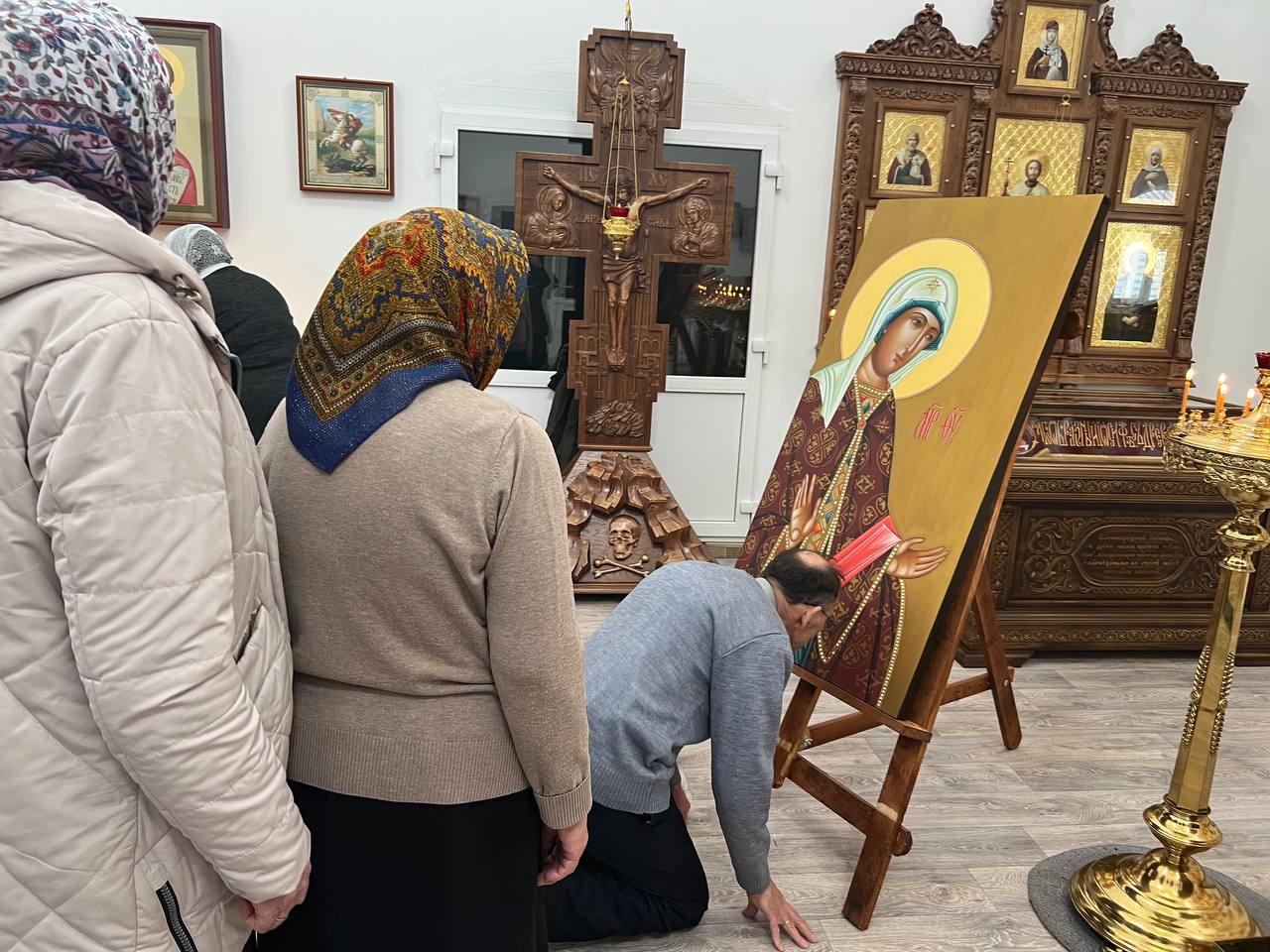 Встретили и освятили икону Пресвятой Богородицы для большого русского иконостаса храма.