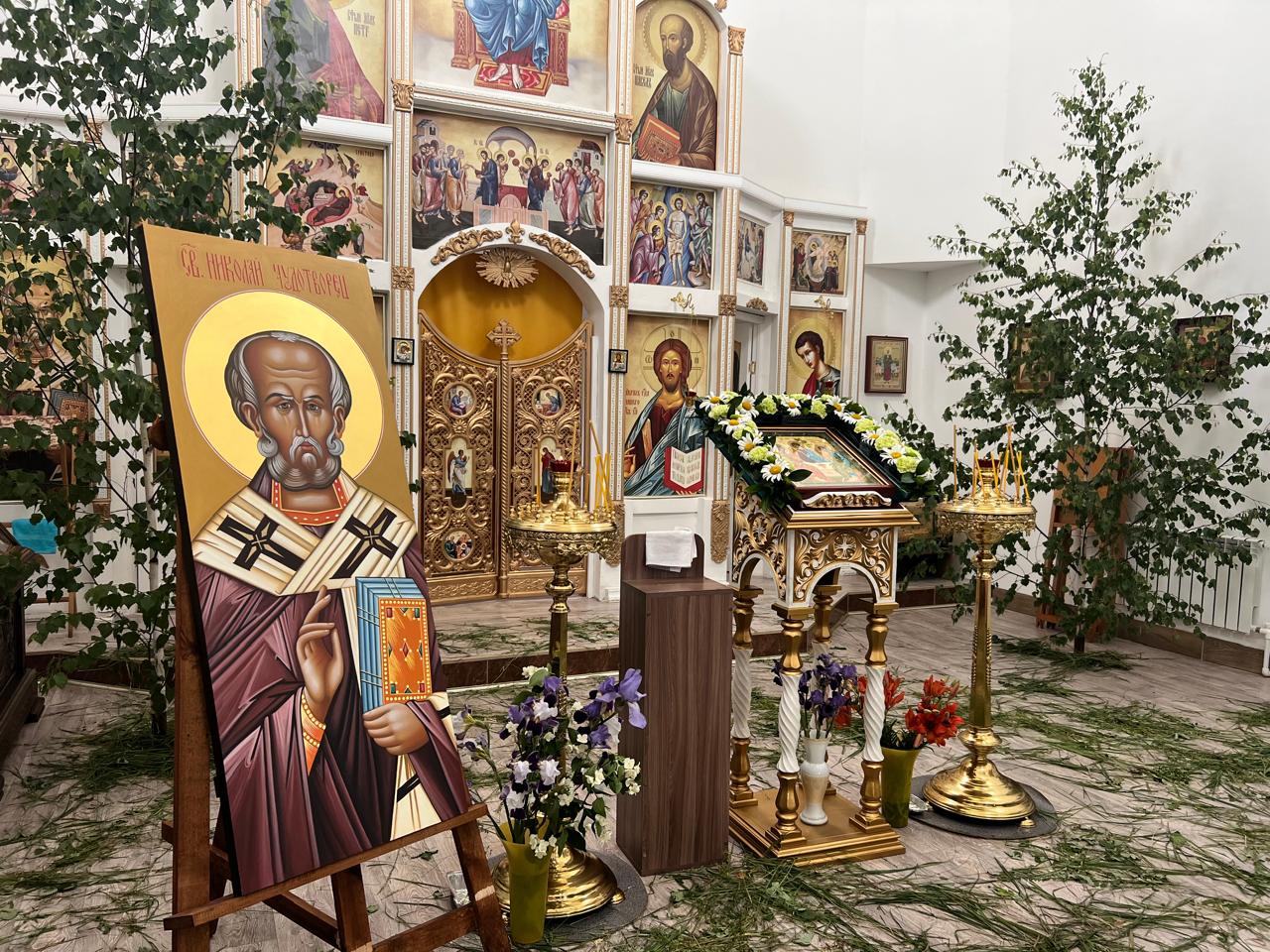 Настоятель храма священник Сергий Иванов совершил освящение иконы святителя Николая Чудотворца для первого ряда иконостаса, которая была написана специально для нашего храма.