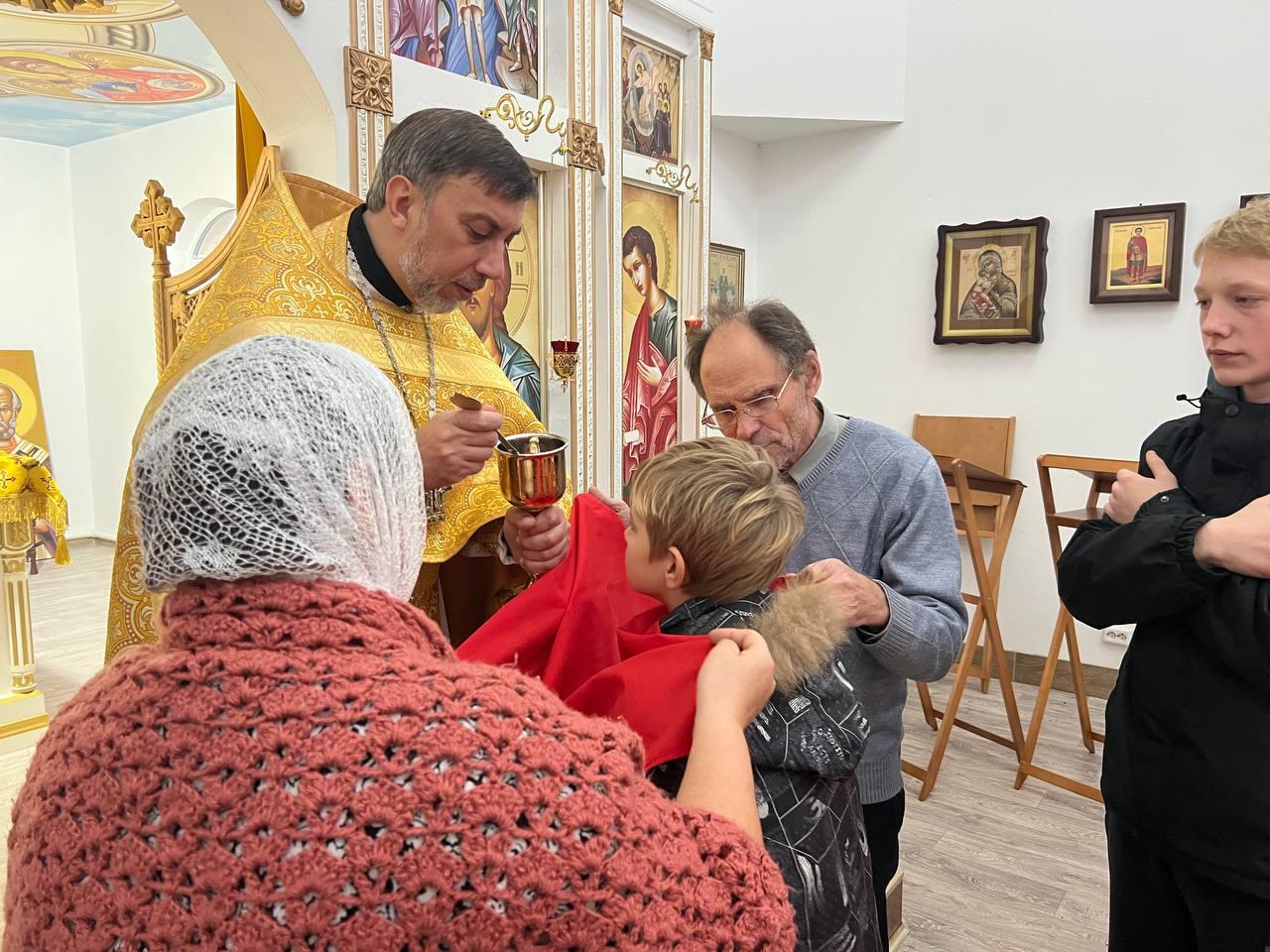 23.11.2025г. За праздничной Божественной литургией воспитанники Воскресной школы причастились Святых Христовых Тайн.