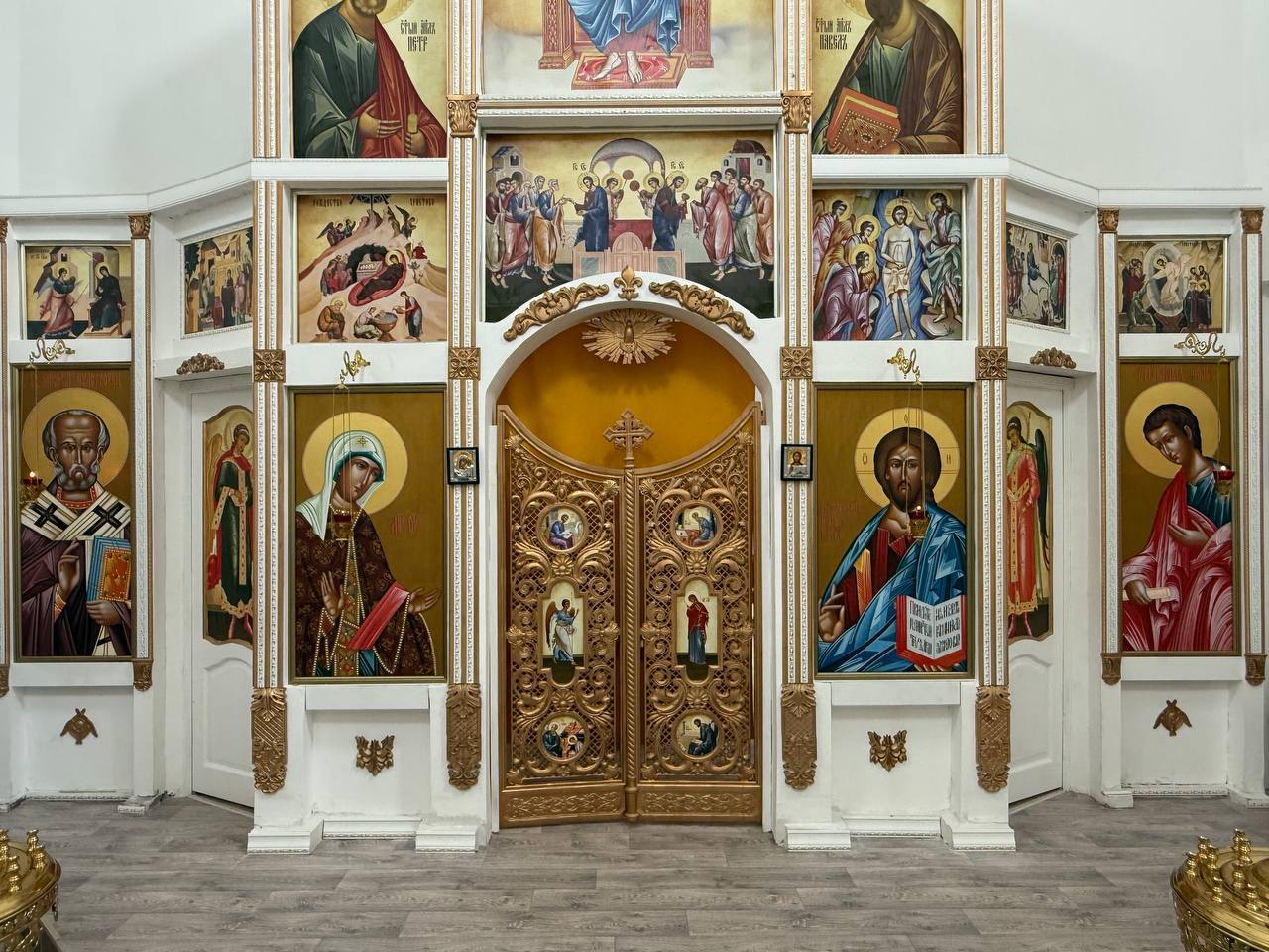 13.07.2026г. Милостью Божией в нижнем ярусе иконостаса уже установлены иконы Спасителя, Пресвятой Богородицы, апостола Фомы и святителя Николая Чудотворца.